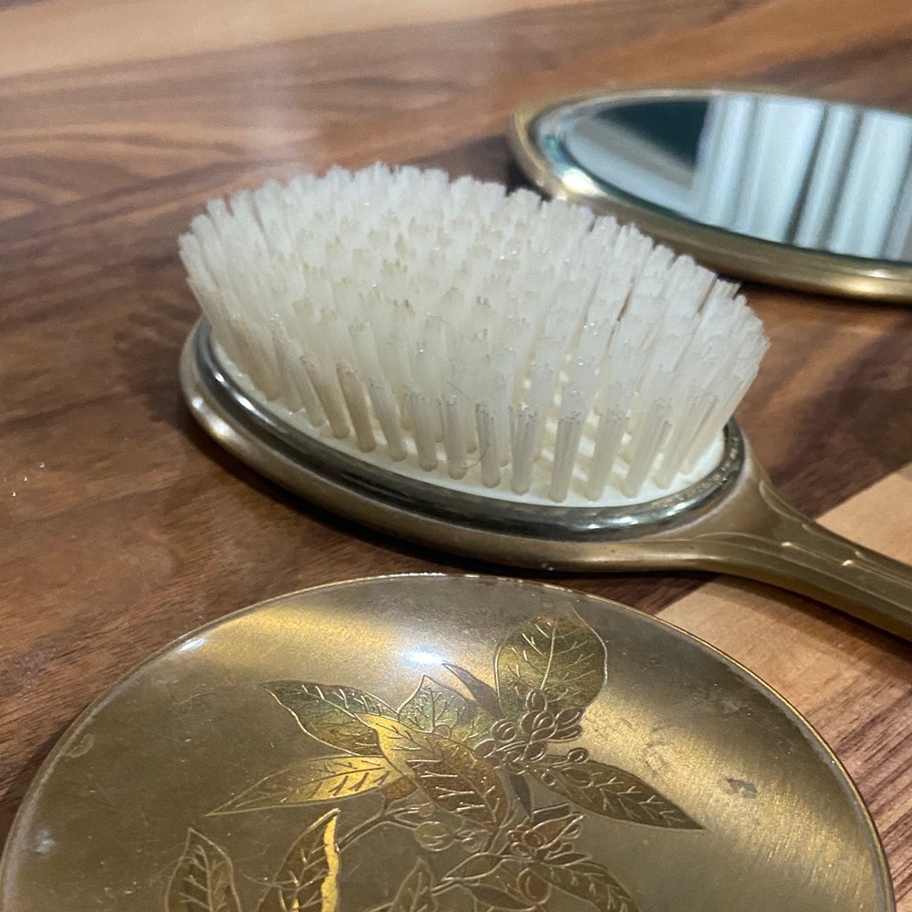 Elegant Gold Vanity Set - Picture 6 of 7